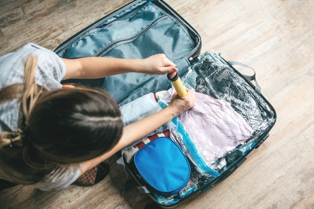 Maleta con bolsas de compresión para ahorrar espacio