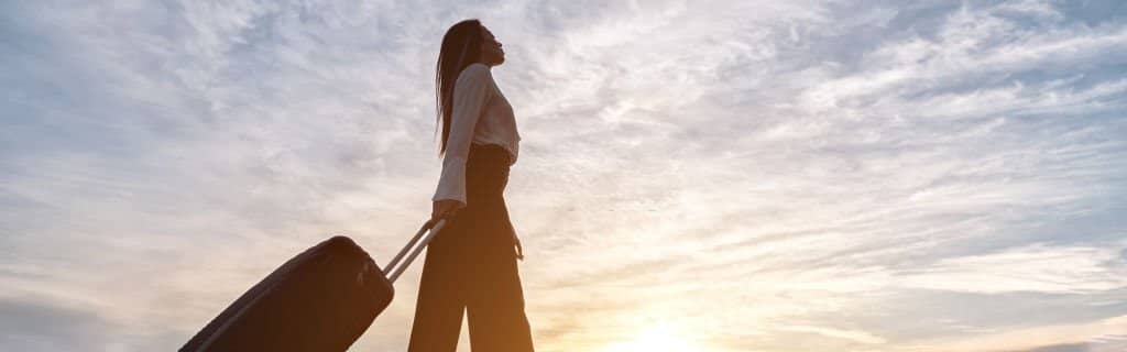 Mujer paseando con una maleta