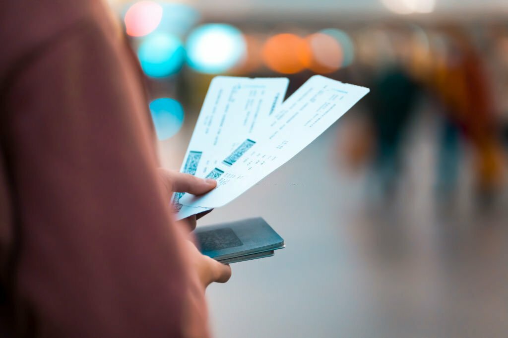 Verificando el billete de avión en el aeropuerto