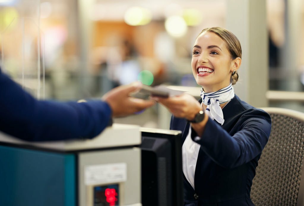 Mujer haciendo Check In de los billetes en el aeropuerto