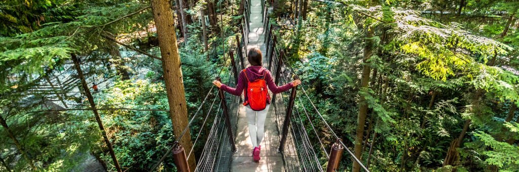 Chica de paseo con morral de viaje, por un sendero